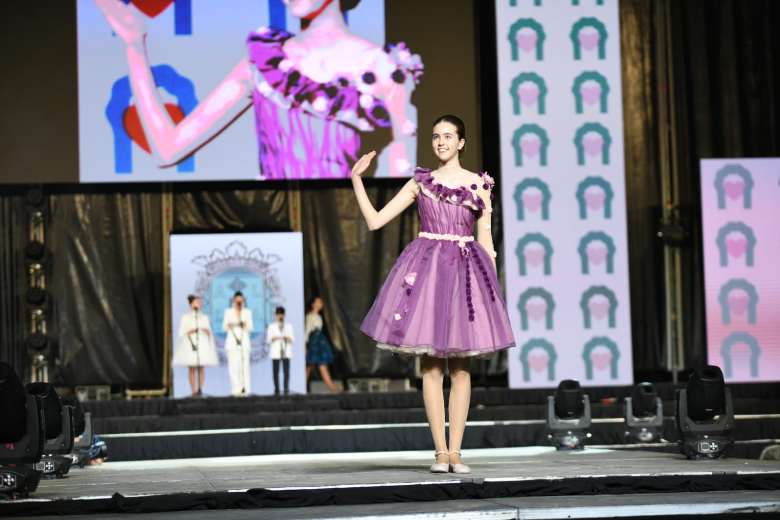 Las 87 candidatas desfilan vestidas de gala en la elección de la bellea del foc infantil de Alicante