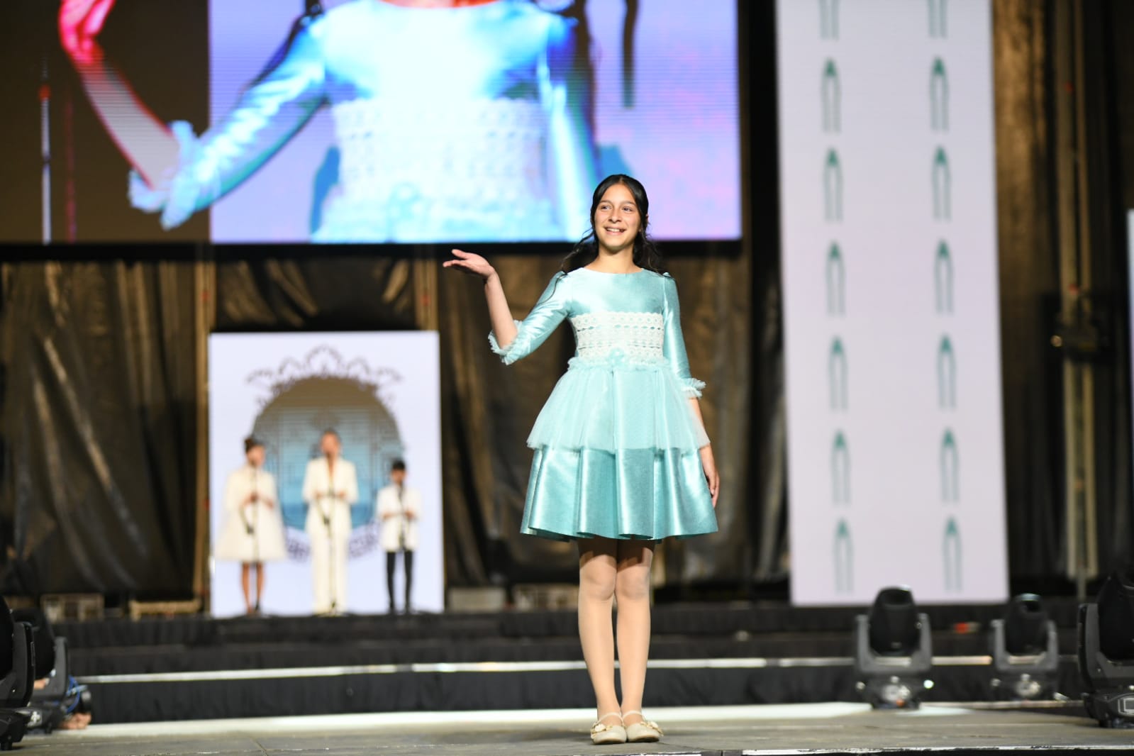 Las 87 candidatas desfilan vestidas de gala en la elección de la bellea del foc infantil de Alicante