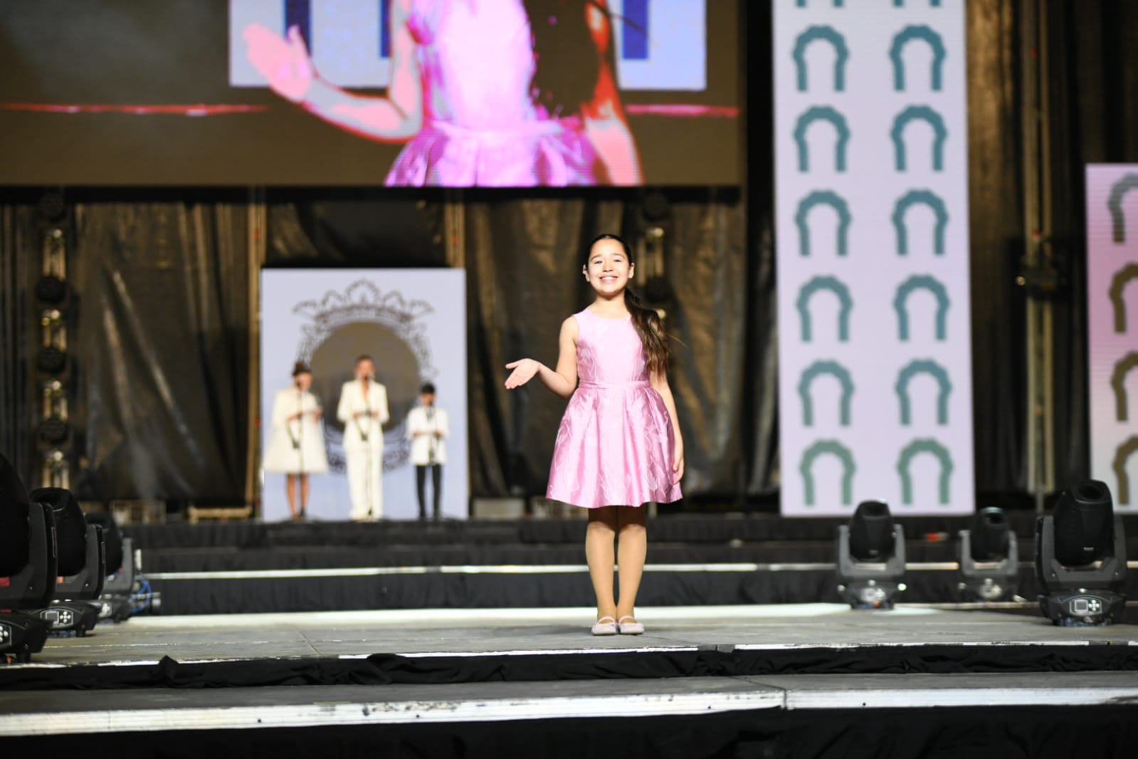 Las 87 candidatas desfilan vestidas de gala en la elección de la bellea del foc infantil de Alicante