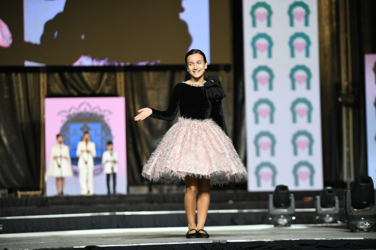 Las 87 candidatas desfilan vestidas de gala en la elección de la bellea del foc infantil de Alicante