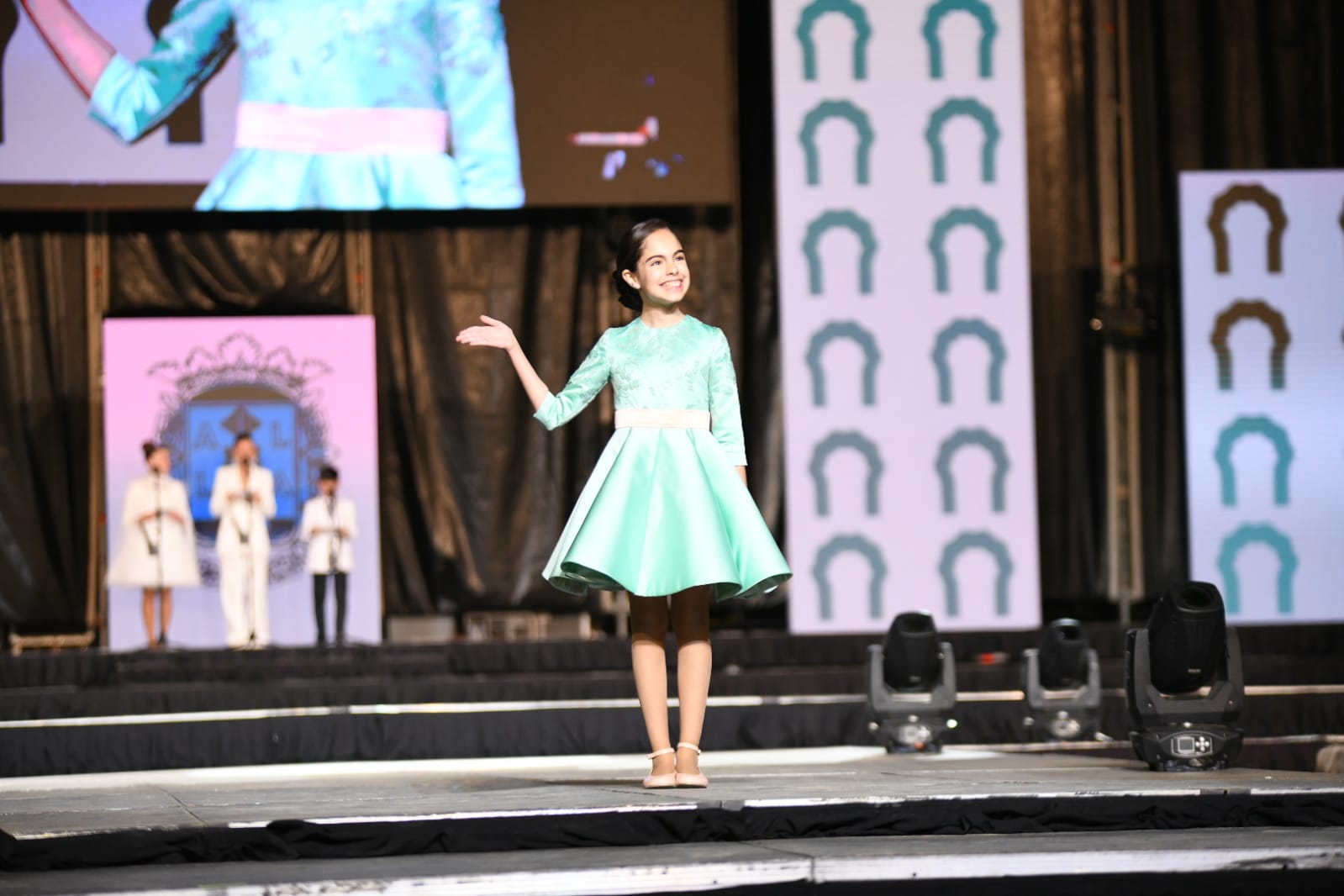 Las 87 candidatas desfilan vestidas de gala en la elección de la bellea del foc infantil de Alicante