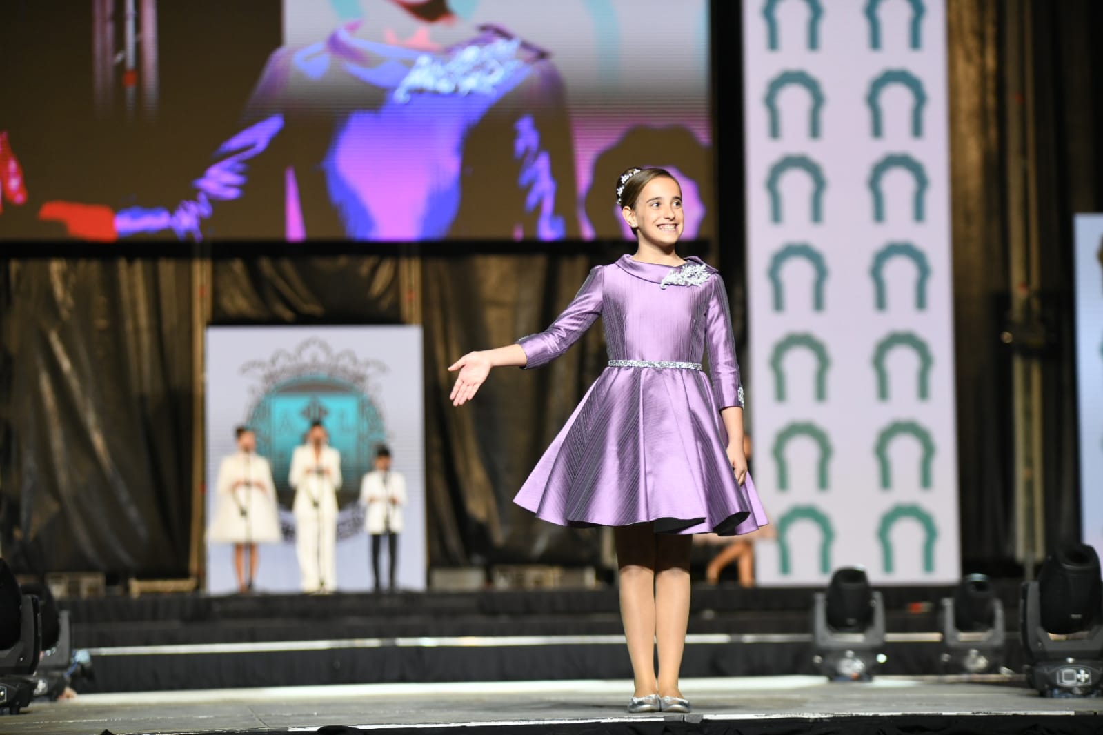 Las 87 candidatas desfilan vestidas de gala en la elección de la bellea del foc infantil de Alicante