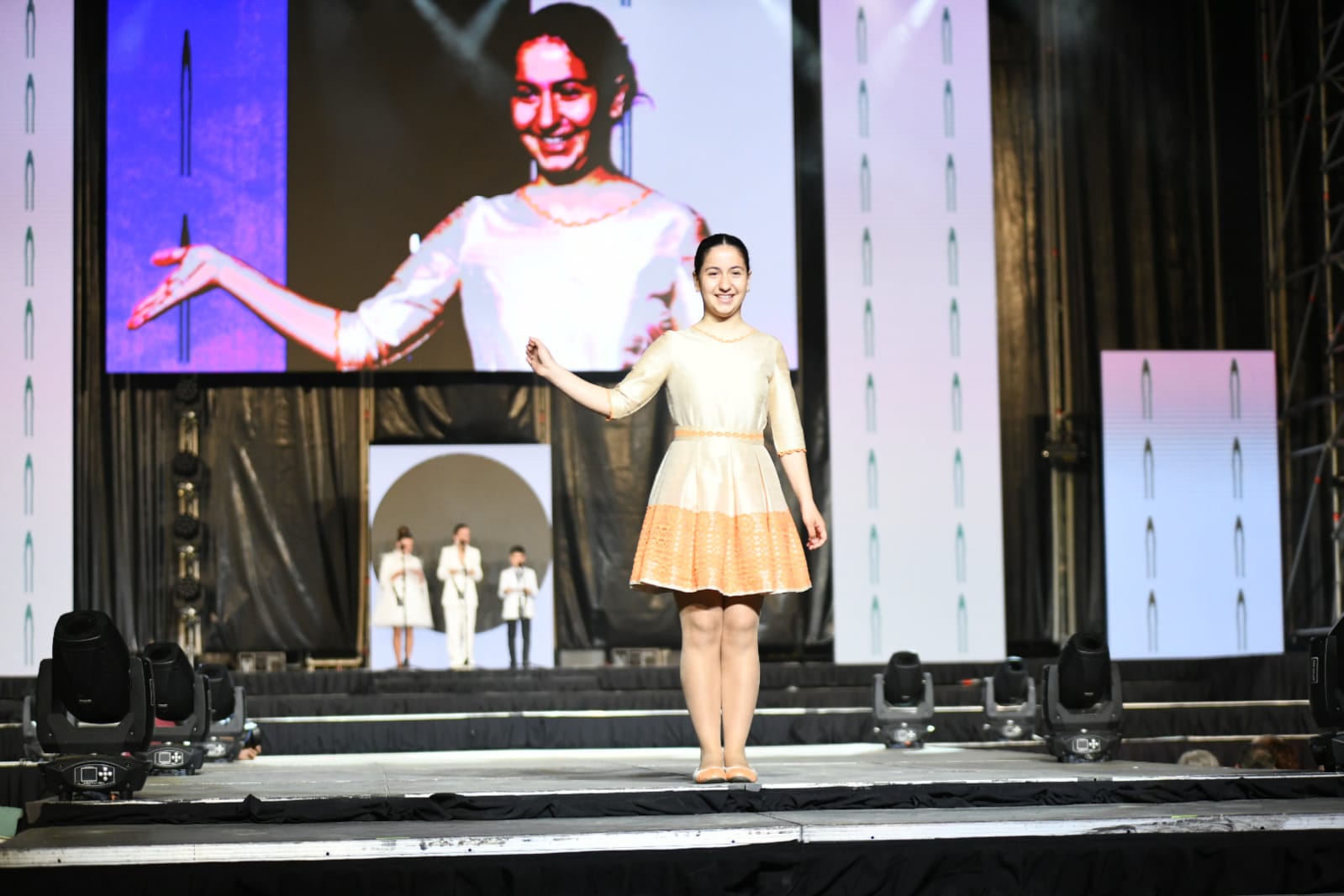 Las 87 candidatas desfilan vestidas de gala en la elección de la bellea del foc infantil de Alicante