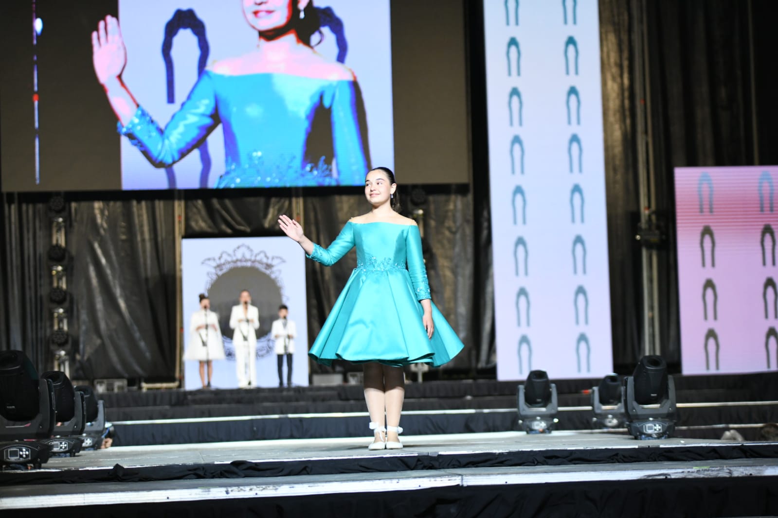 Las 87 candidatas desfilan vestidas de gala en la elección de la bellea del foc infantil de Alicante