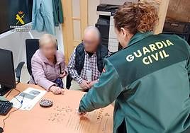 Las víctimas junto a las joyas robadas.