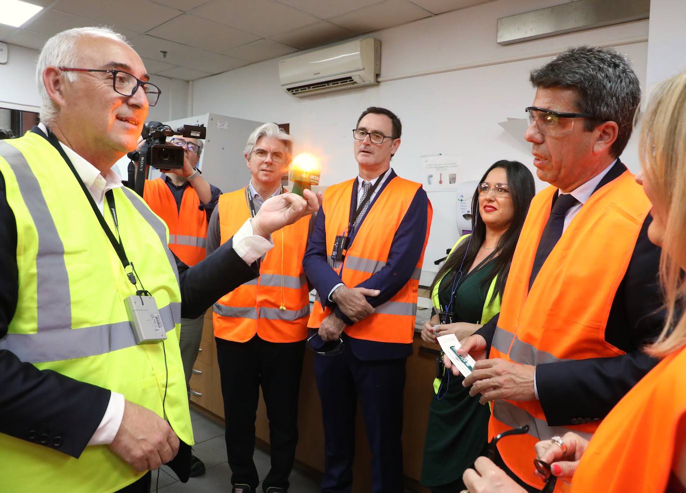 Imagen secundaria 1 - Diferentes imágenes de la visita del presidente de la Generalitat este viernes a Ibi.