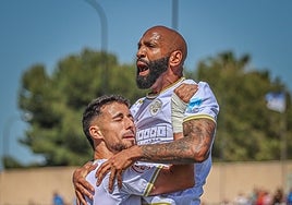 Nsue y Guillem Jaime se abrazan después del tanto del empate.