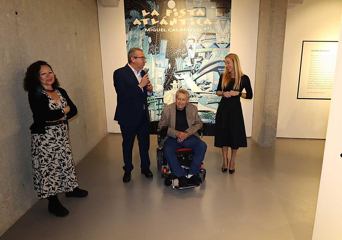 El alcalde Toni Pérez y la edil Ana Pellicer junto al ilustrador alicantino Miguel Calatayud.