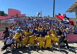 Los jugadores del Hércules festejan la victoria en Manresa con los aficionados.