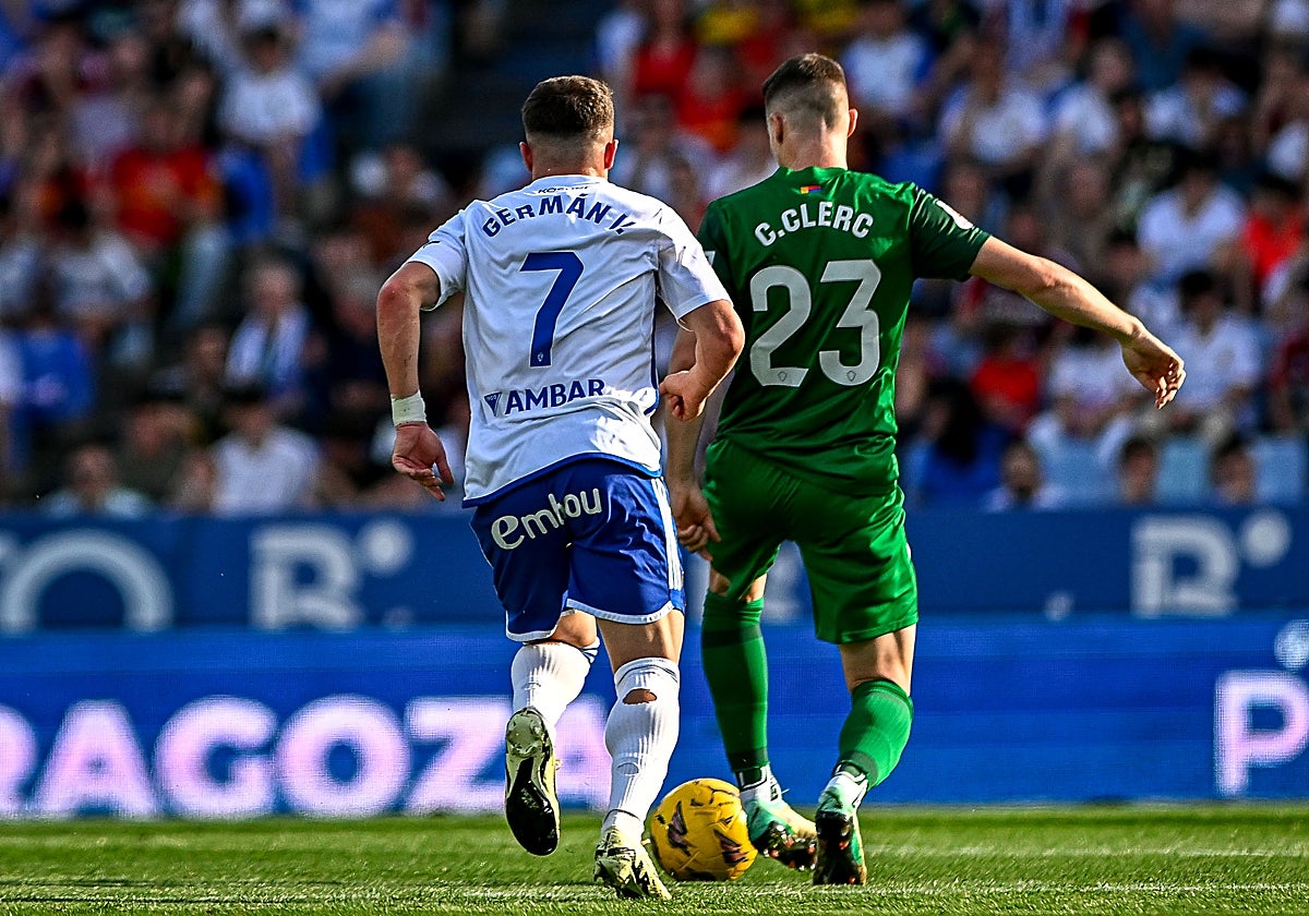 Carlos Clerc conduce la pelota ante la presión del zaragocista Germán.