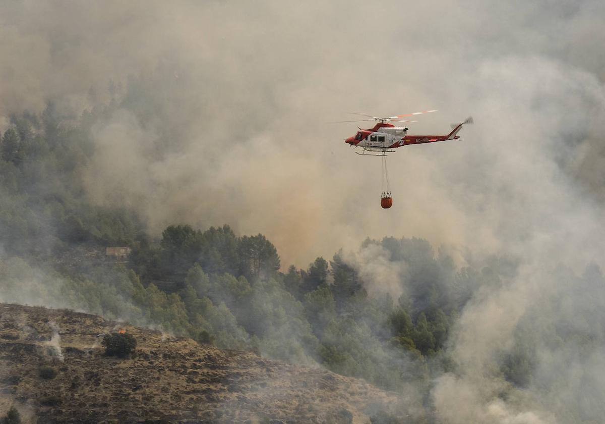 Un helicóptero de los Servicios de Emergencia trabaja en la extinción del incendio forestal de Tárbena.