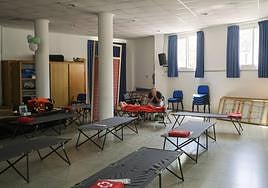 Dos personas desalojadas descansan en el albergue improvisado en la Casa de la Cultura de Tárbena