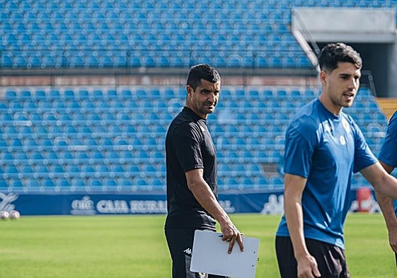 Rubén Torrecilla mira a sus jugadores durante un entrenamiento.