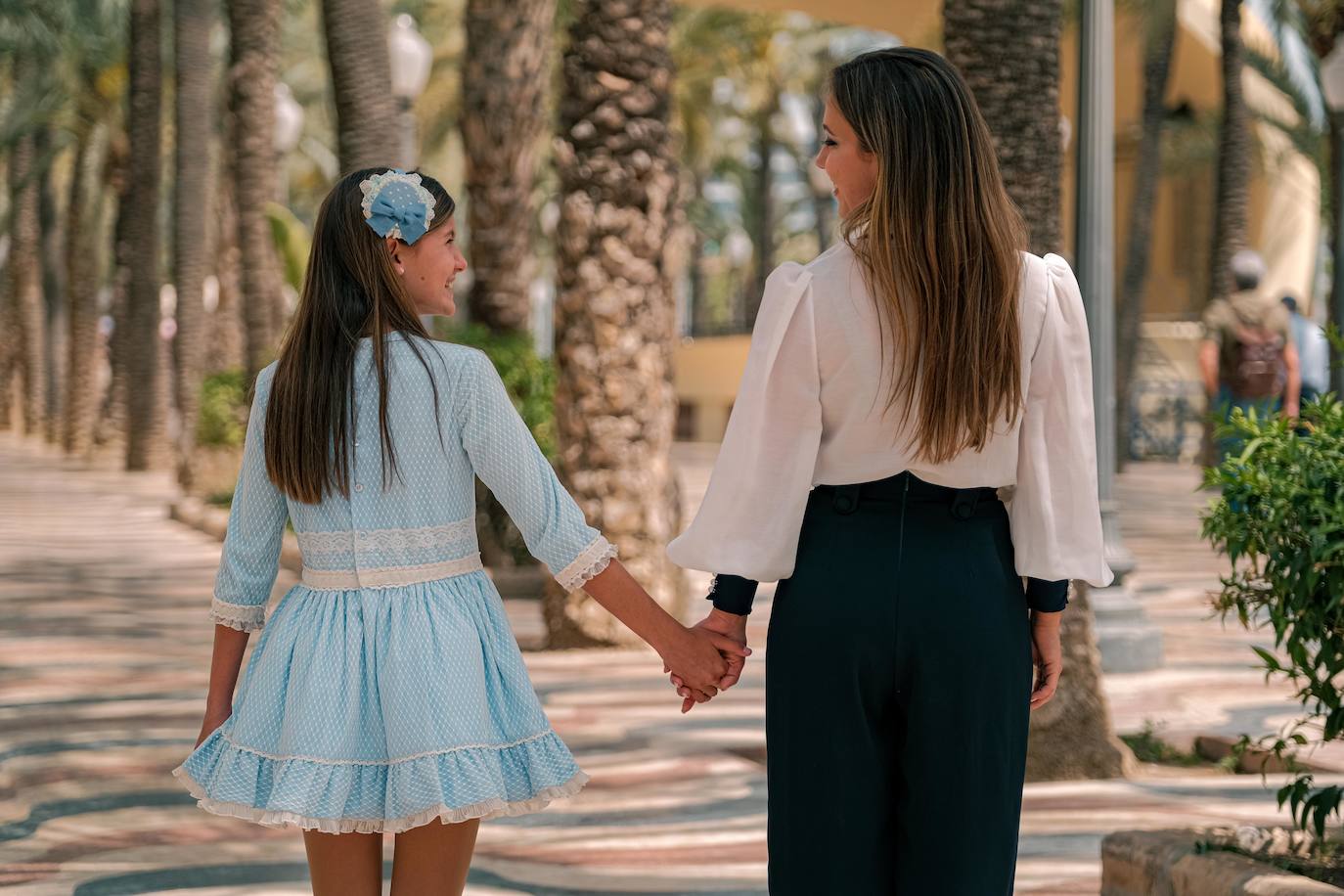 Un paseo por la Explanada con las belleas del foc de Alicante