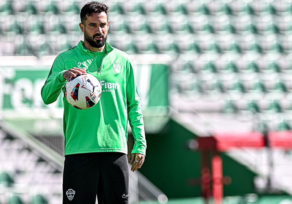 Mario Gaspar, durante un entrenamiento en el Martínez Valero.