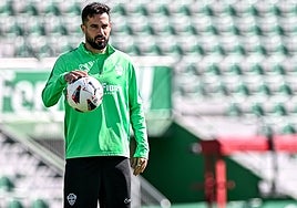 Mario Gaspar, durante un entrenamiento en el Martínez Valero.