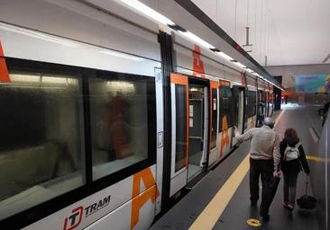 El Tram de Alicante se viste de festero y anuncia horarios del Tram para los días grandes de Hogueras