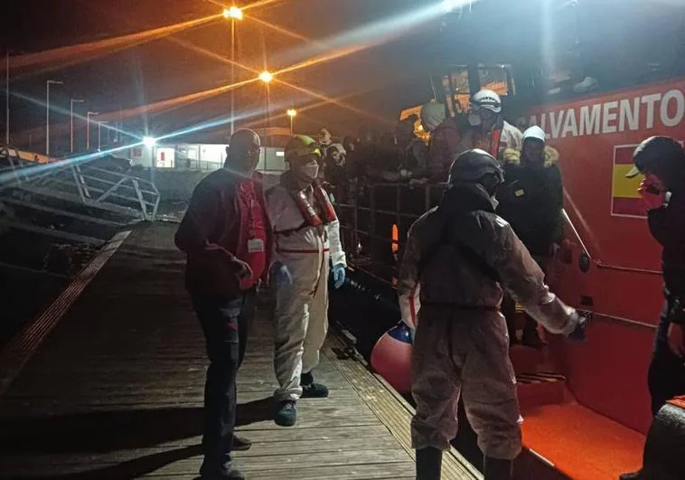 Rescatan una patera en Santa Pola con dos menores y 15 adultos a bordo