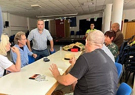 El alcalde se reúne con los vecinos.