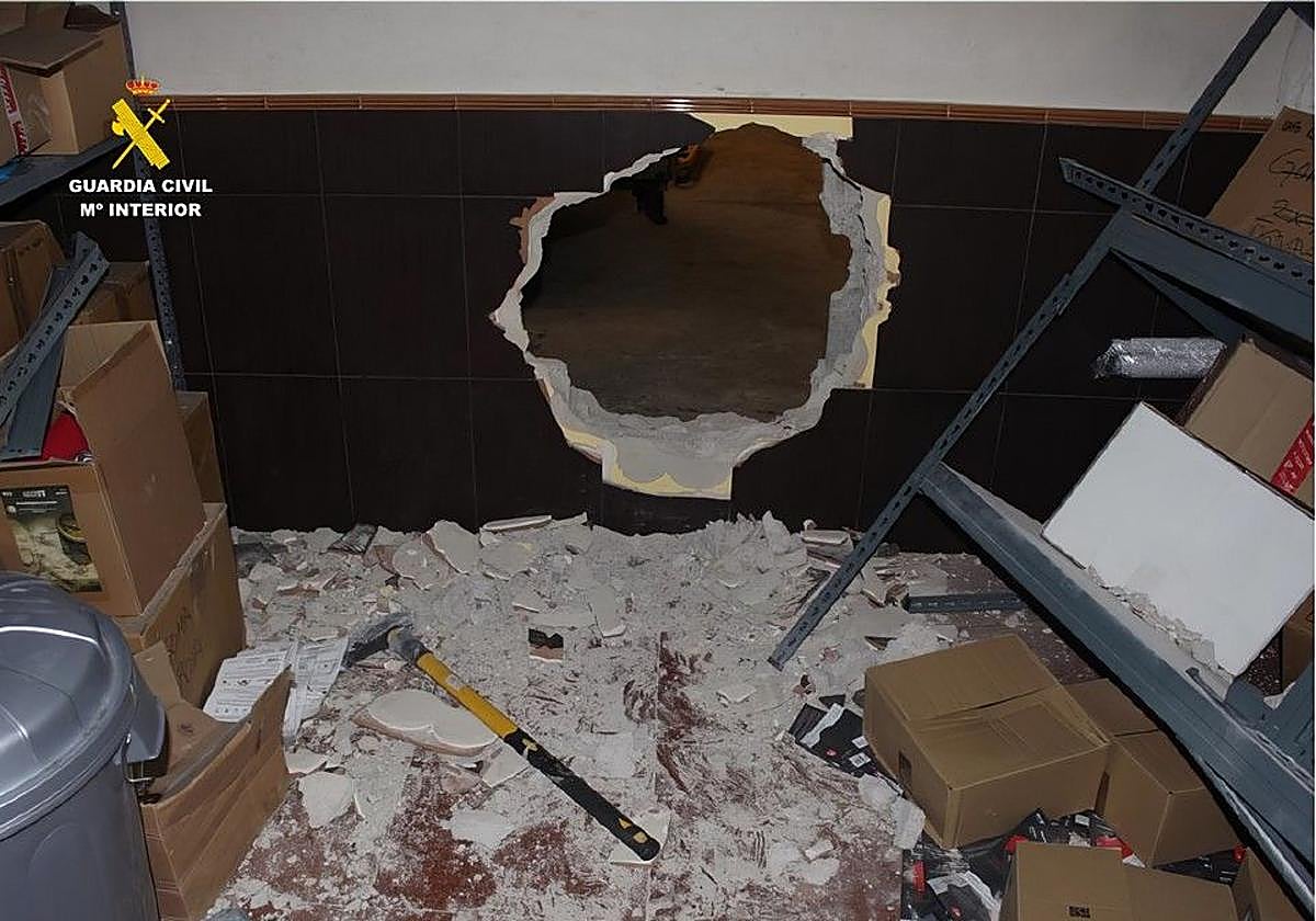 Uno de los agujeros o butrones perpetrados por la banda.