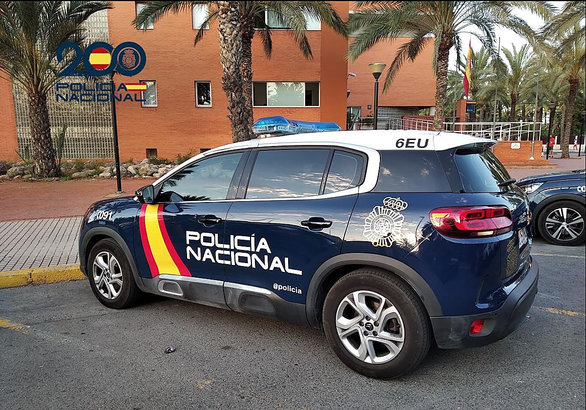 Coche patrulla en la Comisaría de Policía Nacional en Elche.