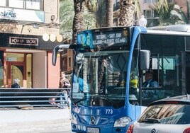 Autobús interurbano durante una de las jornadas de huelga.