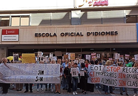Protestas frente a la Escuela Oficial de Idiomas de Alicante.