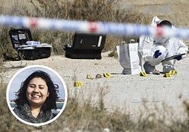 Un agente de la Científica de la Guardia Civil inspecciona la escena del crimen en Abanilla | Imagen de Audrey Fang, la mujer asesinada a puñaladas.