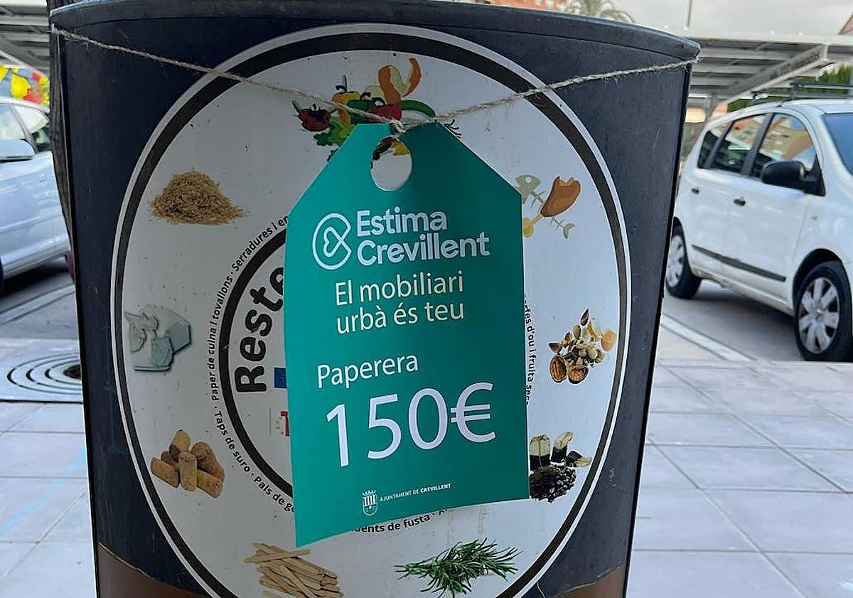 Imagen principal - Etiquetas presentes en Crevillent con motivo de la campaña.