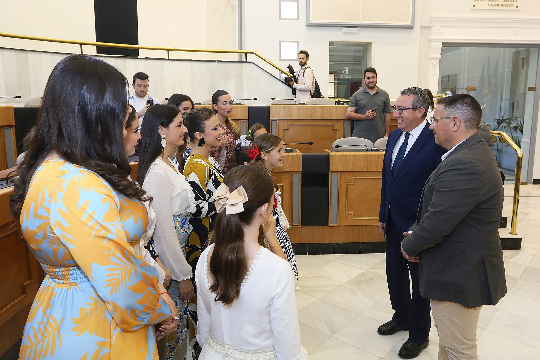 La Diputación recibe a las Belleas del Foc de Alicante