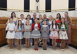 La Diputación recibe a las Belleas del Foc de Alicante