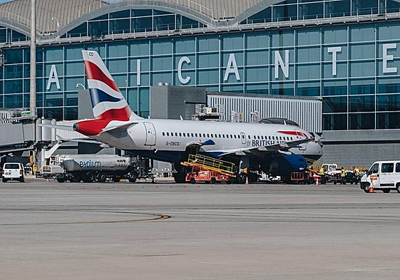 Un avión en el desembarque del aeropuerto de Alicante-Elche.