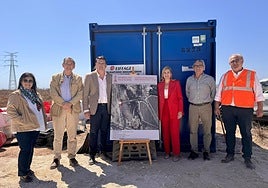 La consellera de Infraestructuras, Salomé Pradas, con el alcalde de Mutxamel, Rafa García, en la presentación de las obras.