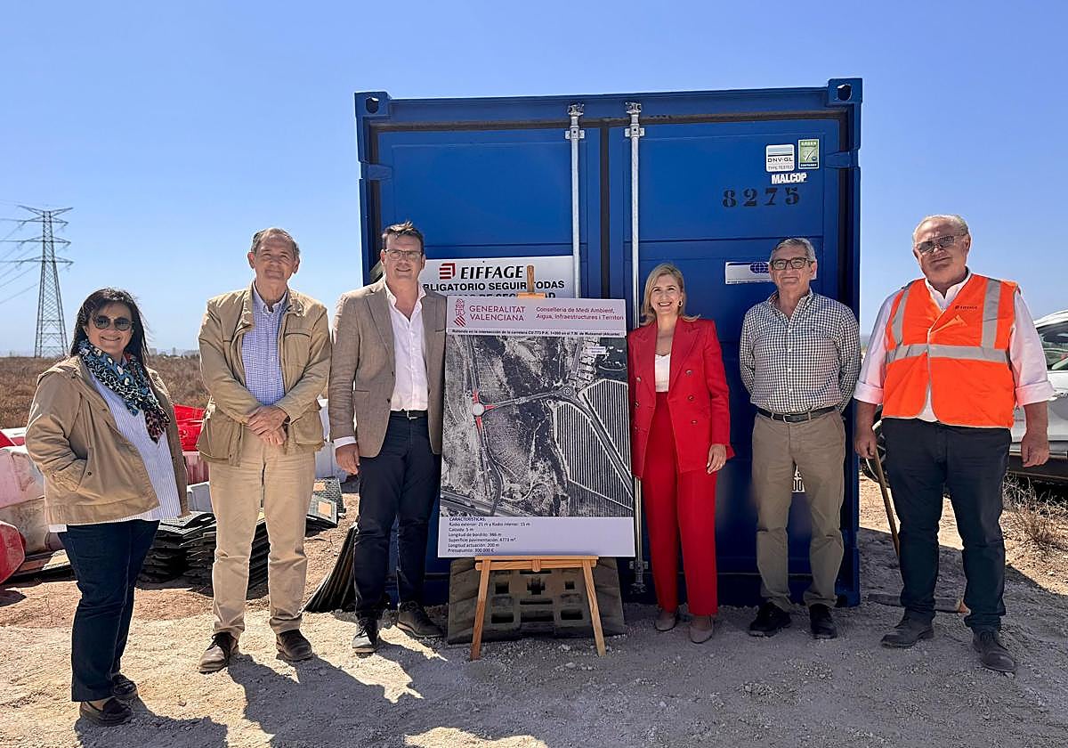La consellera de Infraestructuras, Salomé Pradas, con el alcalde de Mutxamel, Rafa García, en la presentación de las obras.
