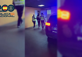 Agentes de la Policía Nacional escoltan al detenido a los calabozos.