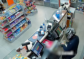 Imágenes de las cámaras de seguridad de una de las gasolineras.