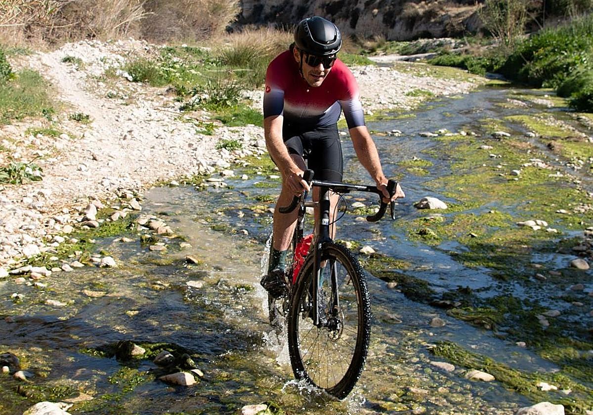 Uno de los participantes en la prueba ciclista.
