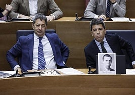 El vicepresidente, Vicente Barrera, y el presidente de la Generalitat, Carlos Mazón, con la foto de Miguel Hernández entregada por el portavoz del PSPV.