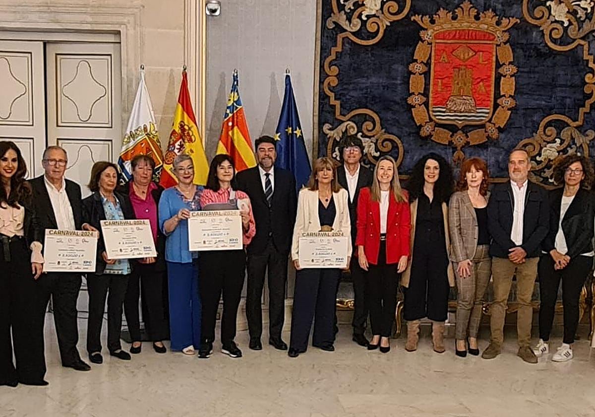 Entrega de los cheques con la recaudación de las barras solidarias.
