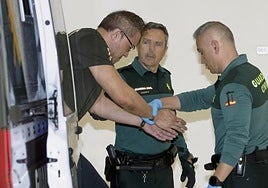 Dos guardias civiles trasladan al detenido a dependencias judiciales.