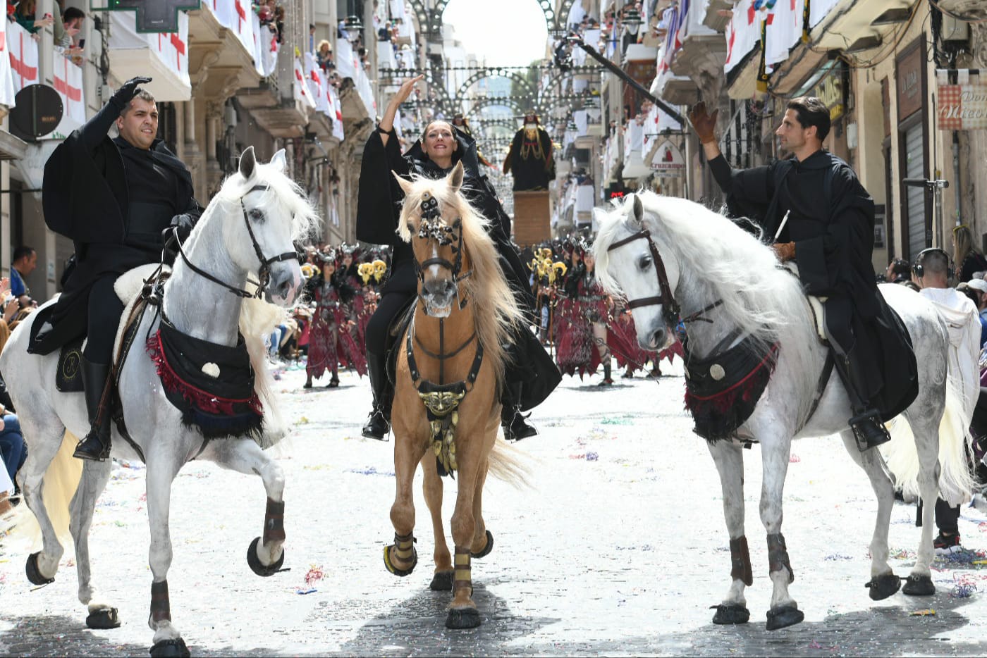 El alférez de los Aragoneses culmina la apoteósica Entrada cristiana de Alcoi