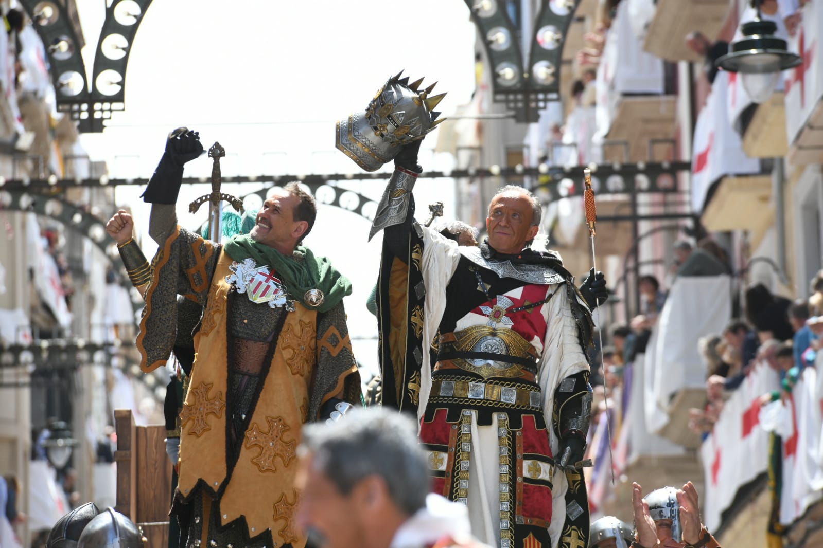 El alférez de los Aragoneses culmina la apoteósica Entrada cristiana de Alcoi