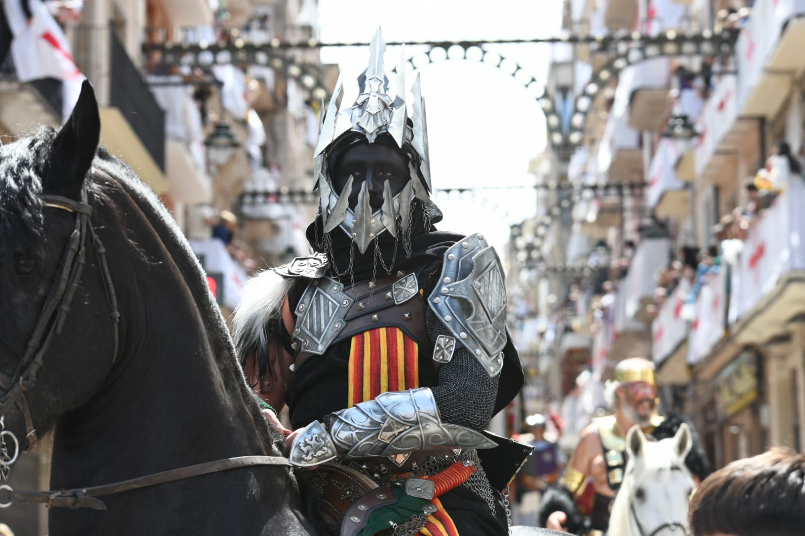 El alférez de los Aragoneses culmina la apoteósica Entrada cristiana de Alcoi