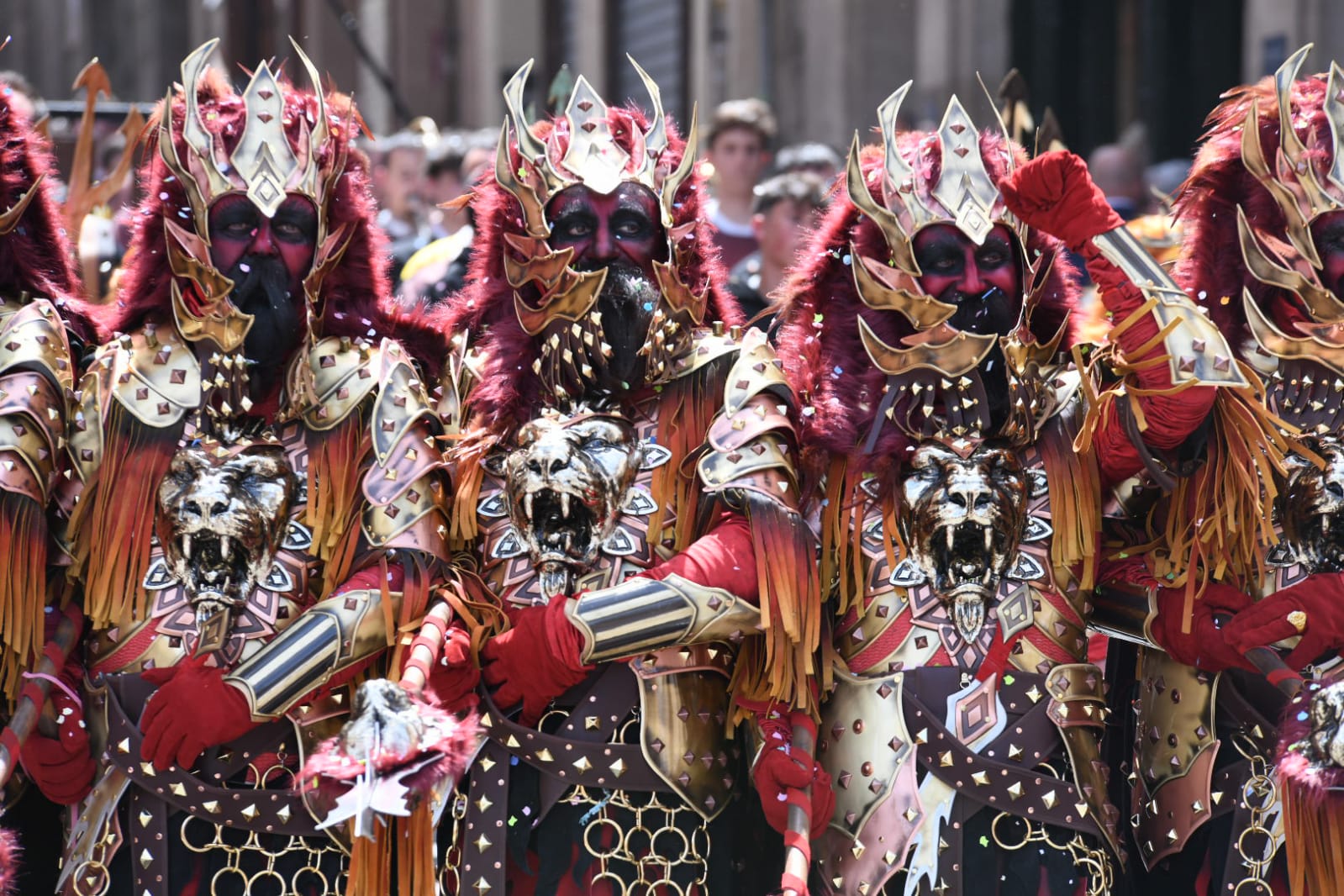 El alférez de los Aragoneses culmina la apoteósica Entrada cristiana de Alcoi