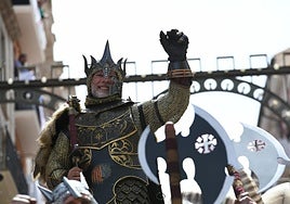 El alférez de los Aragoneses culmina la apoteósica Entrada cristiana de Alcoi