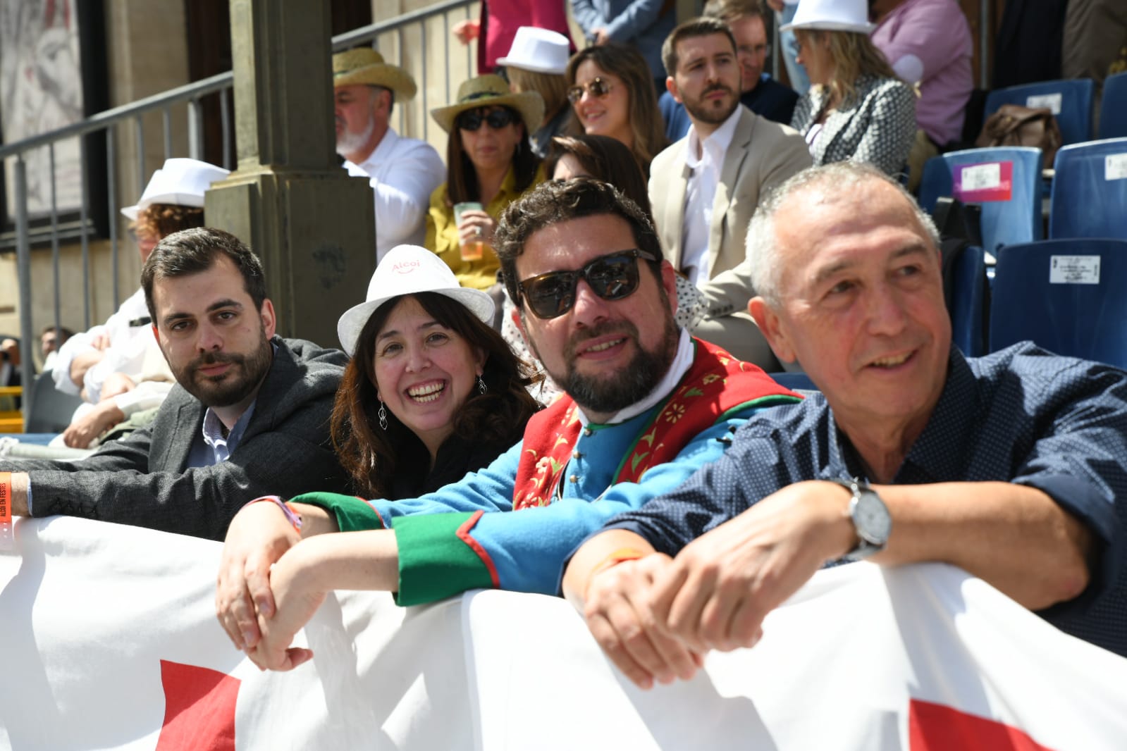 Las autoridades también se dejan ver en los Moros y Cristianos de Alcoi
