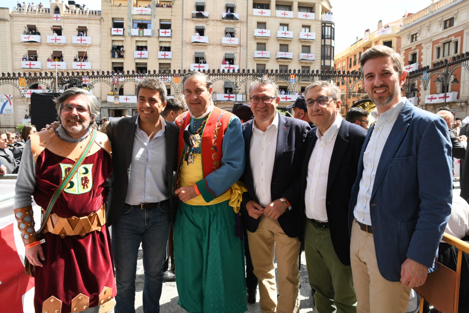 Las autoridades también se dejan ver en los Moros y Cristianos de Alcoi