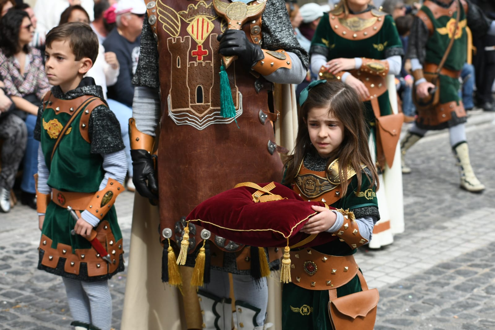 Los Alcodianos lucen su espectacular capitanía en la Entrada de Moros y Cristianos de Alcoi