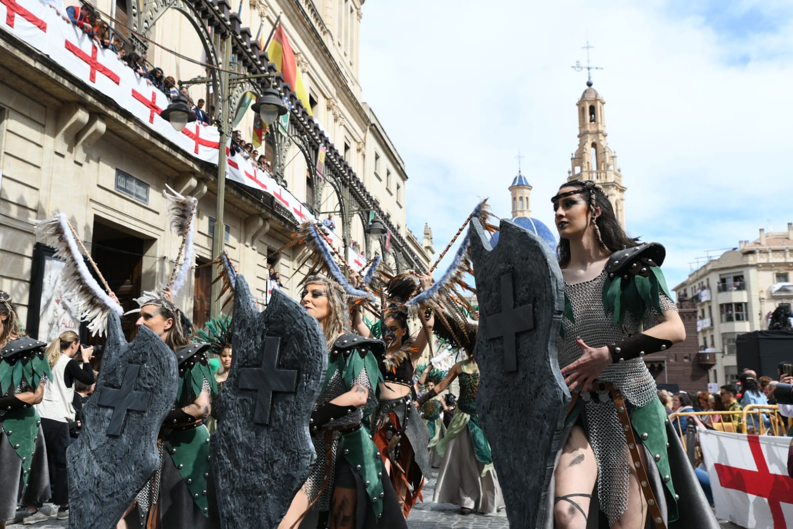 Los Alcodianos lucen su espectacular capitanía en la Entrada de Moros y Cristianos de Alcoi