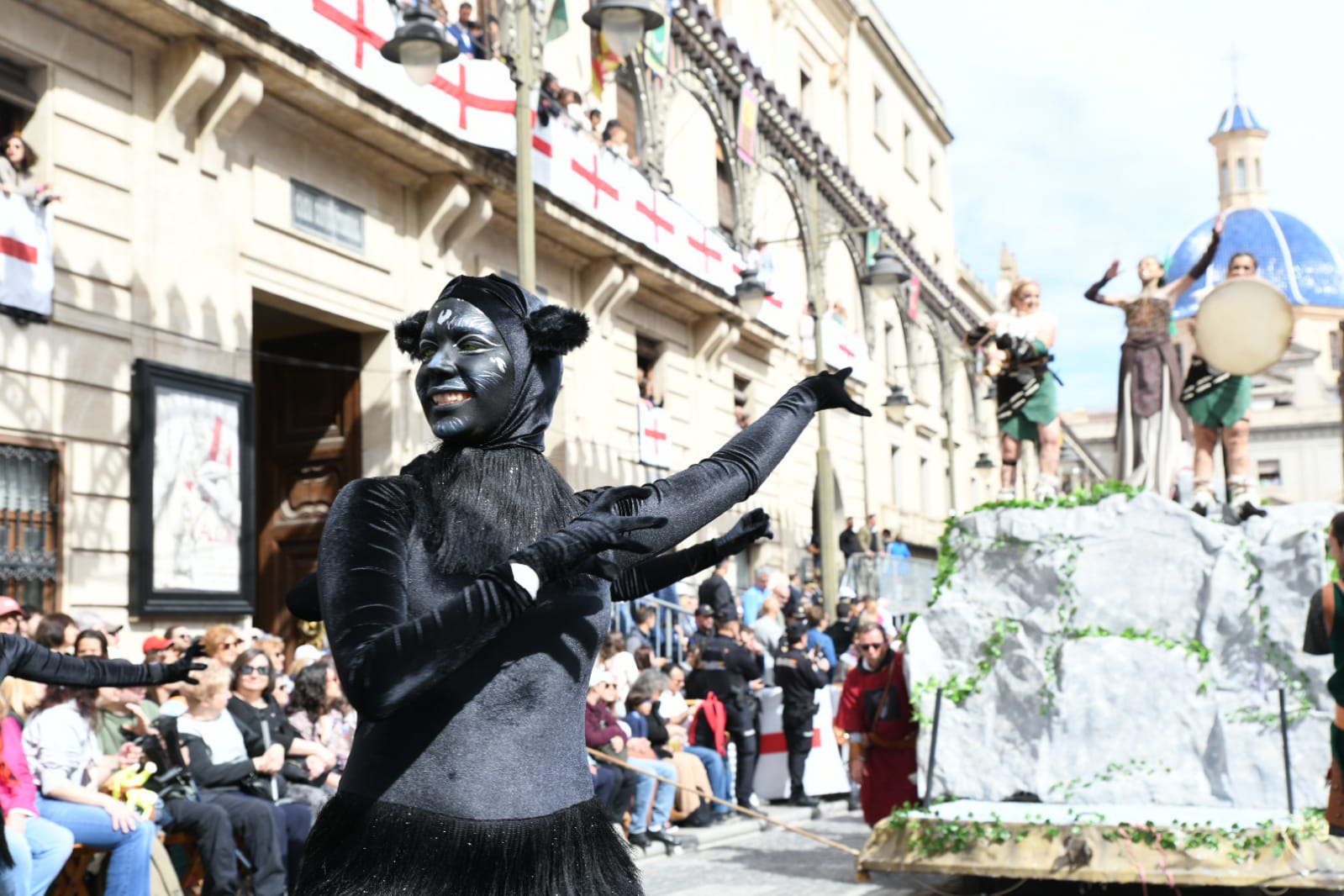 Los Alcodianos lucen su espectacular capitanía en la Entrada de Moros y Cristianos de Alcoi